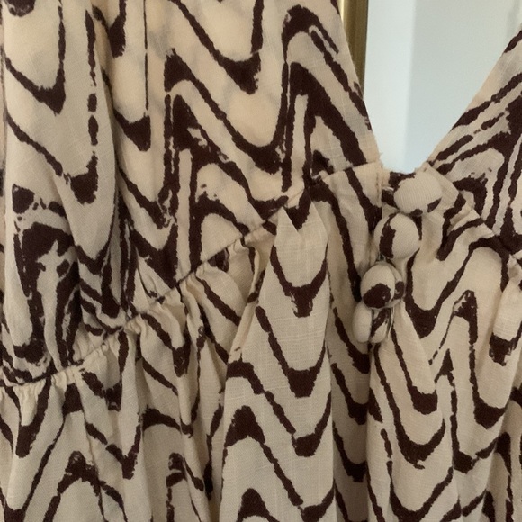 Cream and brown mini dress with a wavy pattern - Picture 2 of 3